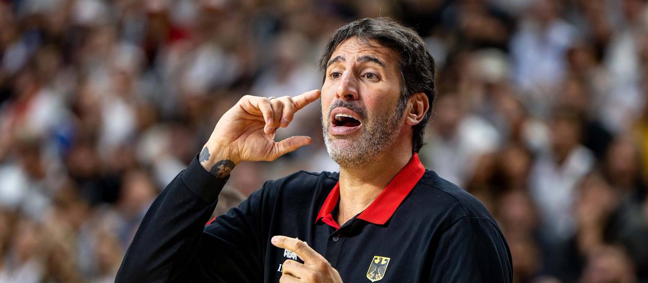 Deutschlands Basketball-Nationaltrainer Alex Mumbru im Testspiel gegen Spanien vor der EM
