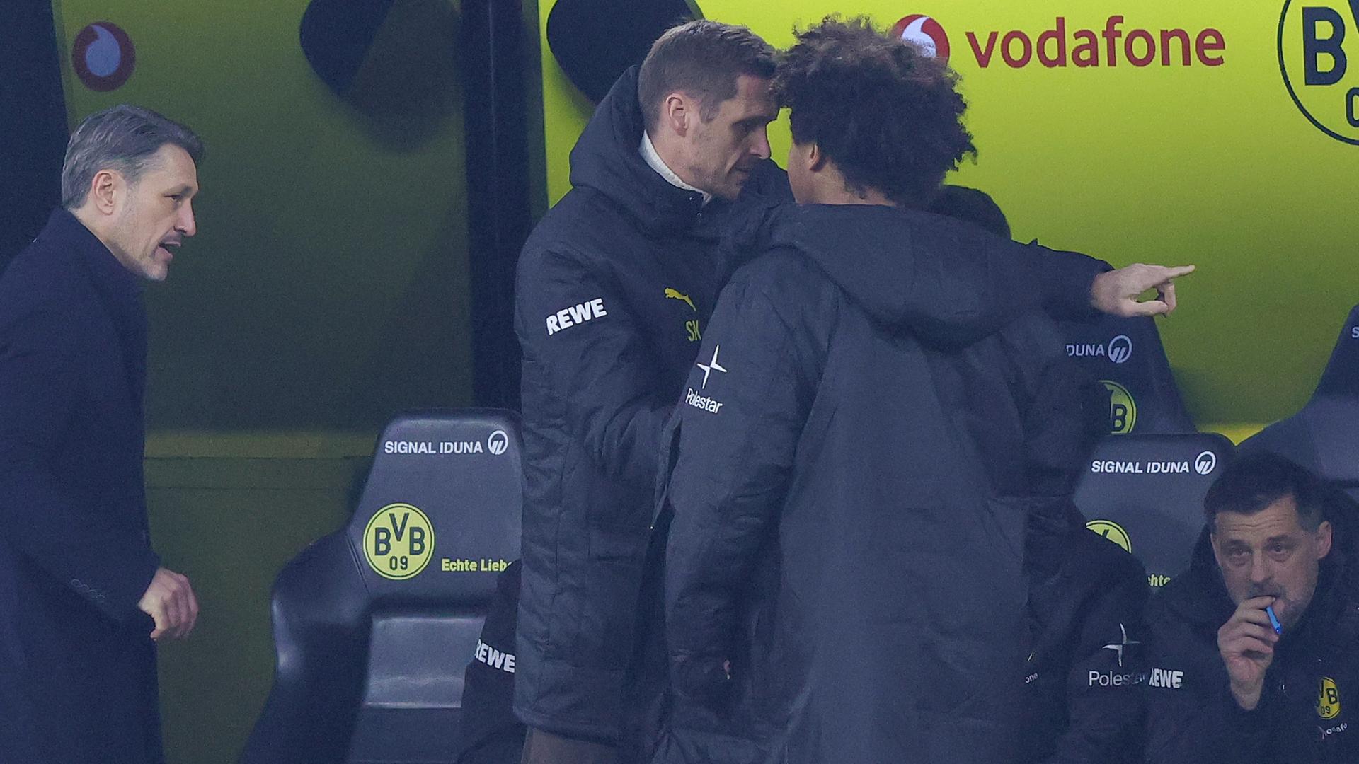 Sebastian Kehl schickt Karim Adeyemi zurück auf die Bank | Ralf Ibing /firo Sportphoto