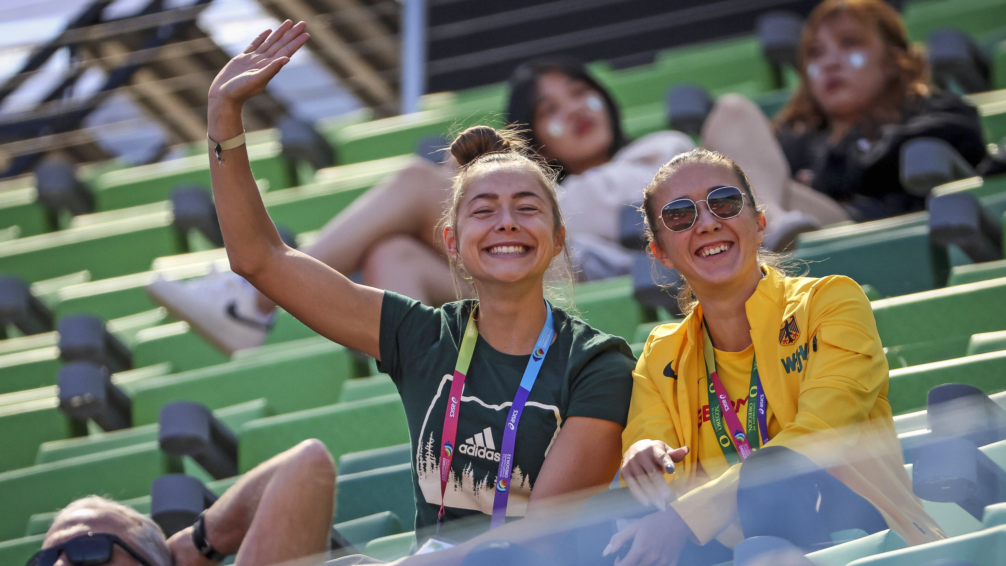 Die deutschen Sprinterin Gina Lückenkemper (l.) und Rebekka Haase winken und lächeln in die Kamera.