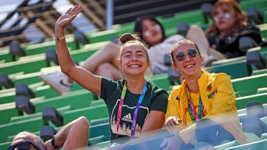 Die deutschen Sprinterin Gina Lückenkemper (l.) und Rebekka Haase winken und lächeln in die Kamera.