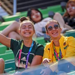 Die deutschen Sprinterin Gina Lückenkemper (l.) und Rebekka Haase winken und lächeln in die Kamera.