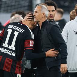 Eintracht-Trainer Adi Hütter beglückwünscht Siegtorschütze Younes Ebnoutalib.