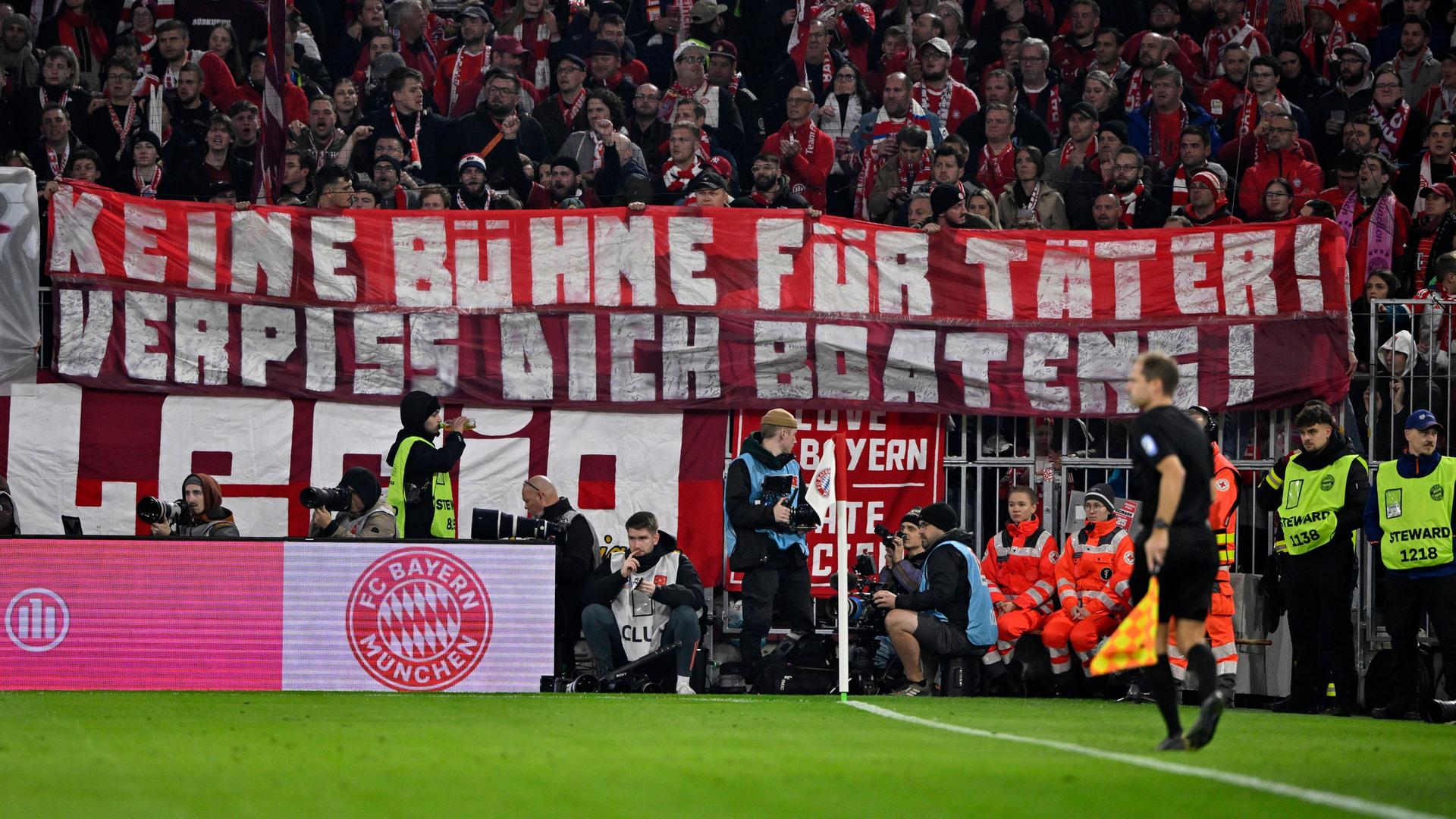 Auf der Südkurve in der Allianz Arena: Ein Spruchband gegen Jerome Boateng | IMAGO / Michael Weber