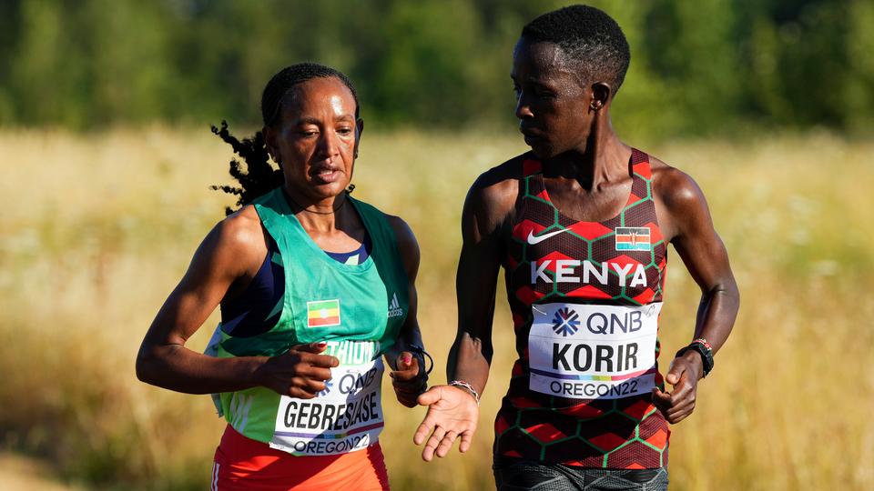 Die beiden Marathonläuferinnen Judith Korir (r.) aus Kenia und Gotytom Gebreslase aus Äthiopien im Zweikampf. | picture alliance / ASSOCIATED PRESS Die beiden Marathonläuferinnen Judith Korir (r.) aus Kenia und Gotytom Gebreslase aus Äthiopien im Zweikampf.