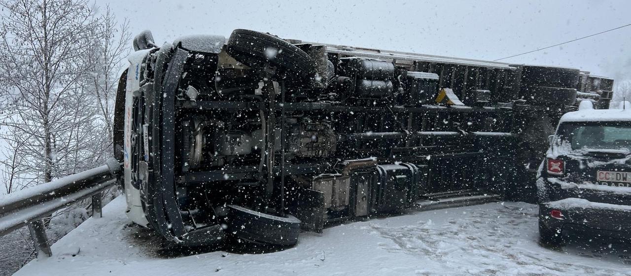 Um den olympischen Austragungsort Antholz herrscht nach einem LKW-Unfall Chaos auf der verschneiten Straße.