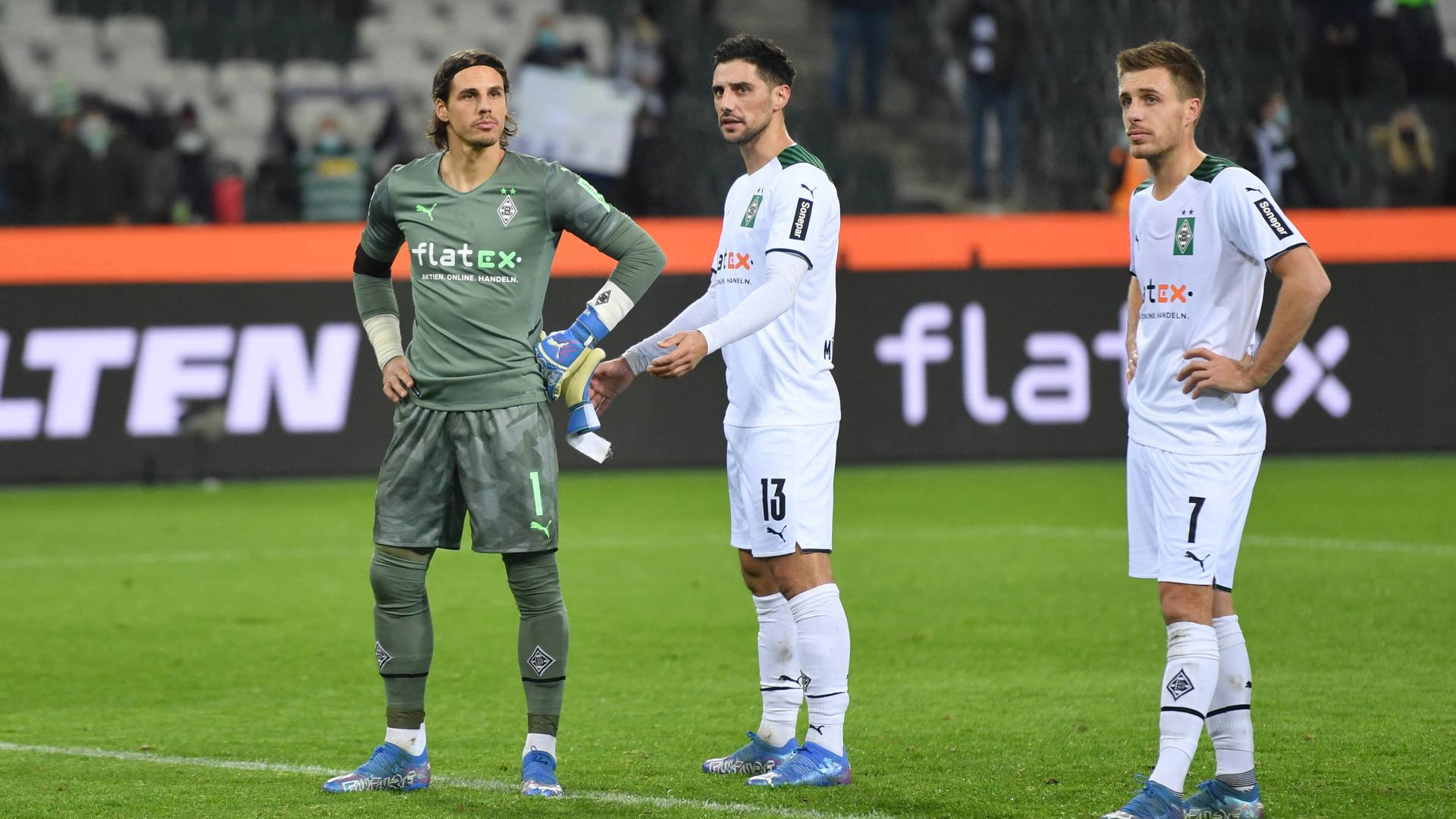 Spieler von Borussia Mönchengladbach 2021 nach der historischen Niederlage gegen den SC Freiburg | imago images/Team 2