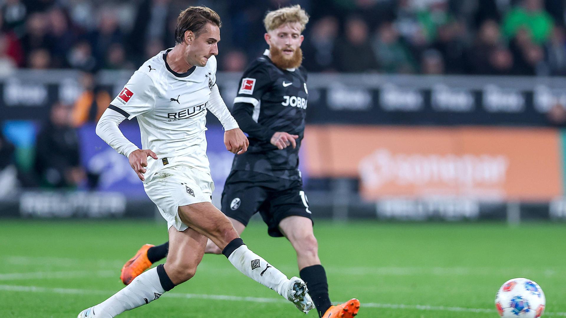 Florian Neuhaus (l.) im Zweikampf mit Jan-Niklas Beste (r.) | IMAGO/Maximilian Koch