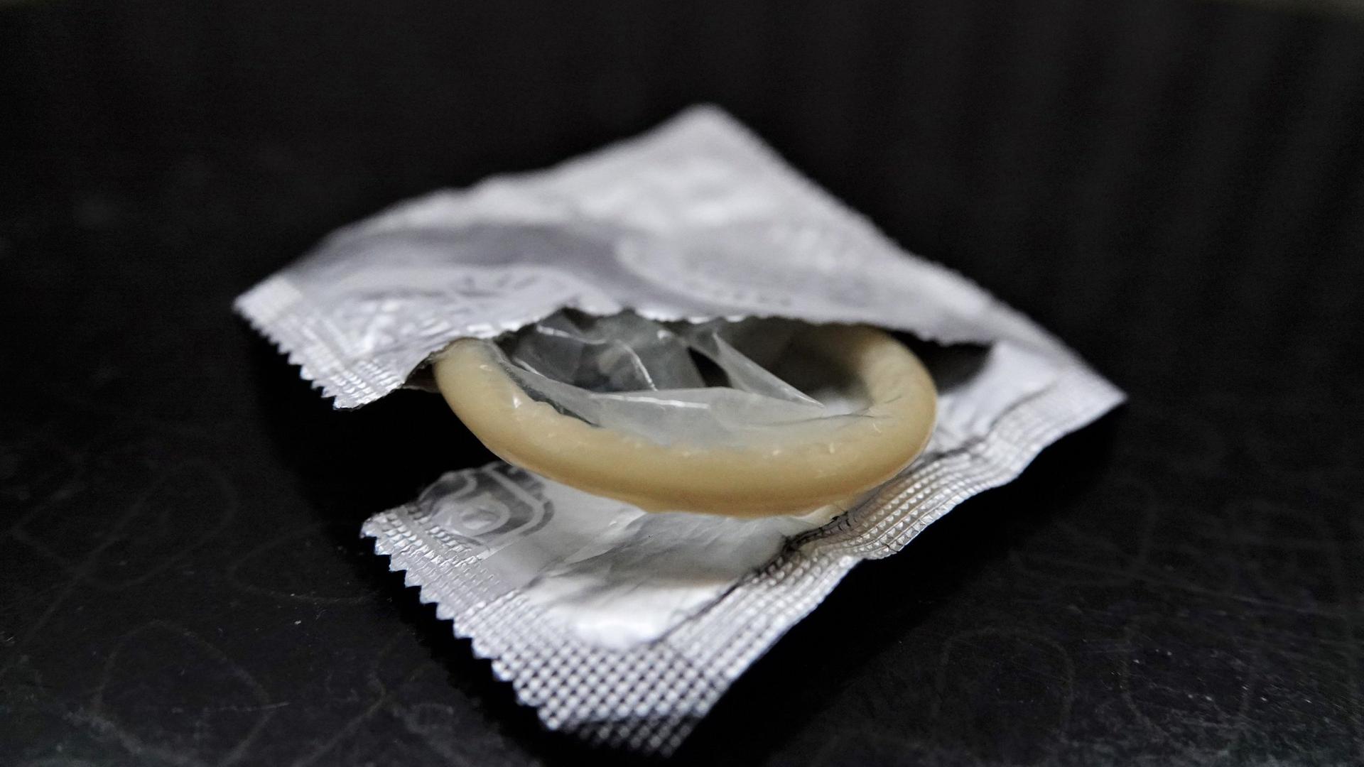 Eine geÃ¶ffnete Kondompackung | dpa / Ann-Marie Utz