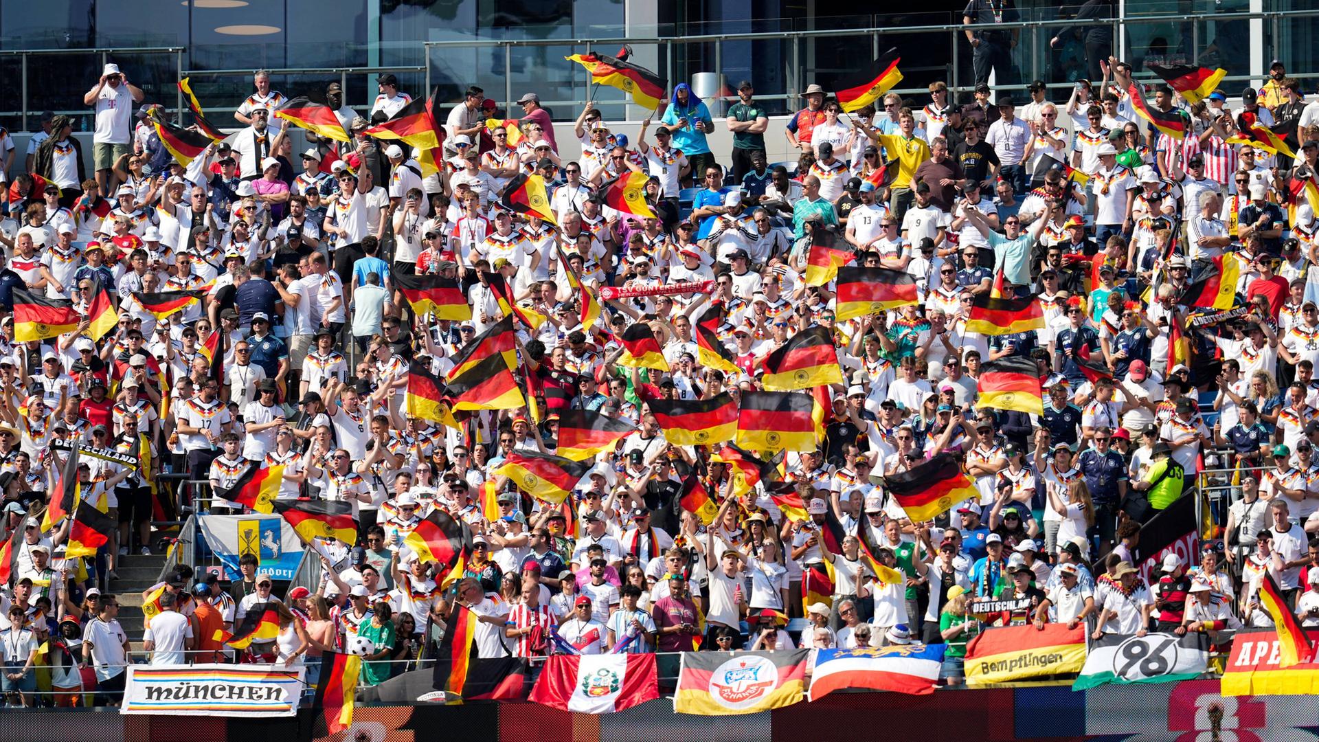 DFB bedankt sich bei den Fans - und prangert Hasskommentare an