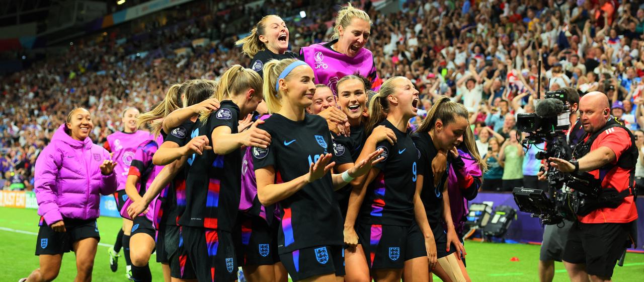 Englands Chloe Kelly (vorne) bejubelt einen Treffer mit ihren Mitspielerinnen.