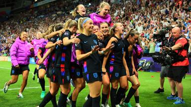 Englands Chloe Kelly (vorne) bejubelt einen Treffer mit ihren Mitspielerinnen.