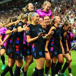 Englands Chloe Kelly (vorne) bejubelt einen Treffer mit ihren Mitspielerinnen.