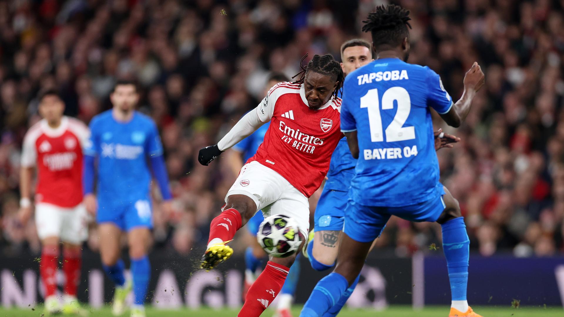 Arsenals Eberechi Eze (l.) schieÃt den Ball | Getty Images