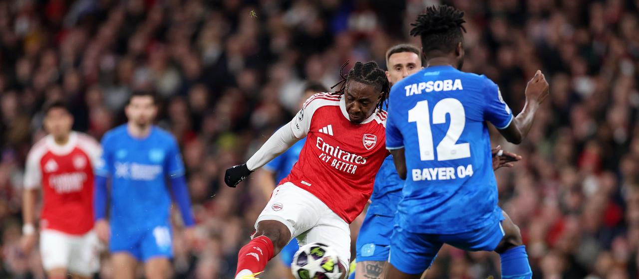 Arsenals Eberechi Eze (l.) schießt den Ball