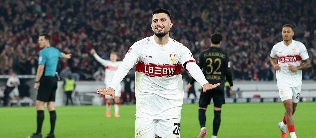 Deniz Undav (aus) feiert seinen Siegtreffer gegen den FC Augsburg