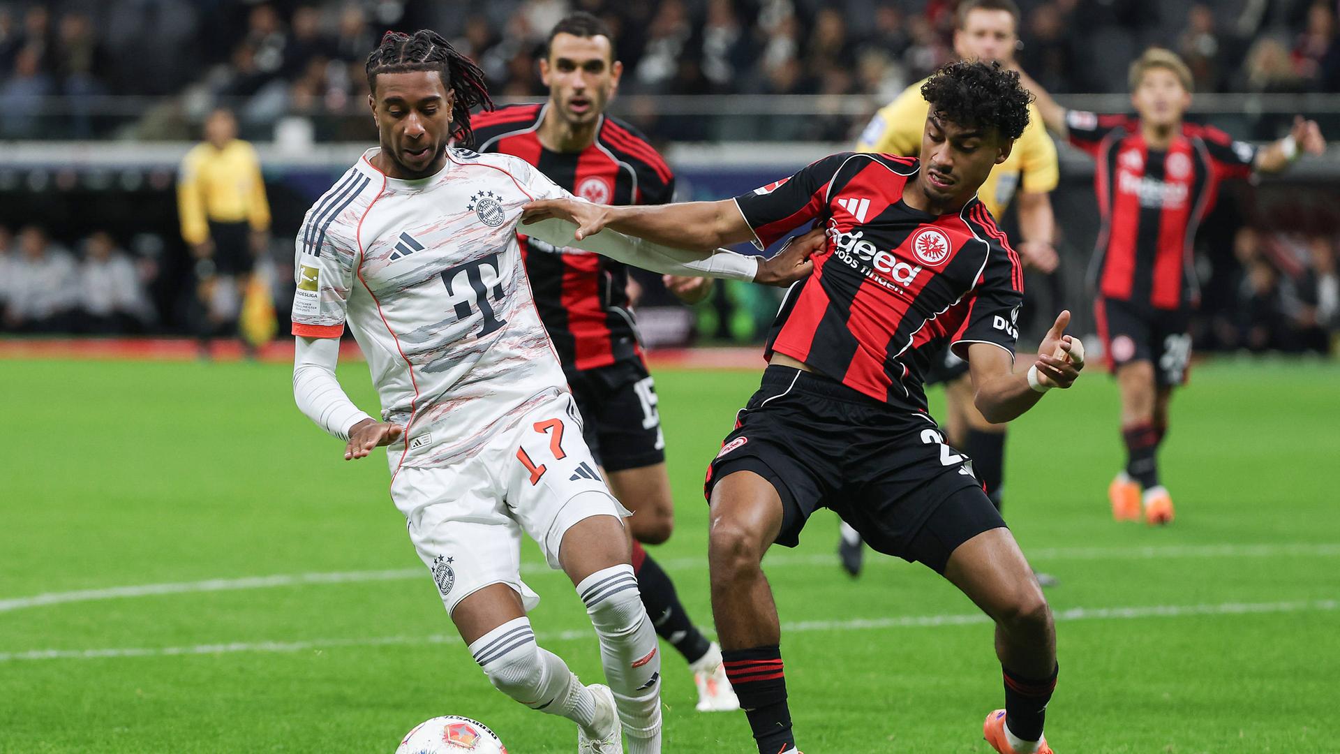 Eintracht Frankfurts Nathaniel Brown im Zweikampf mit Michael Olise vom FC Bayern München. | imago images / osnapix