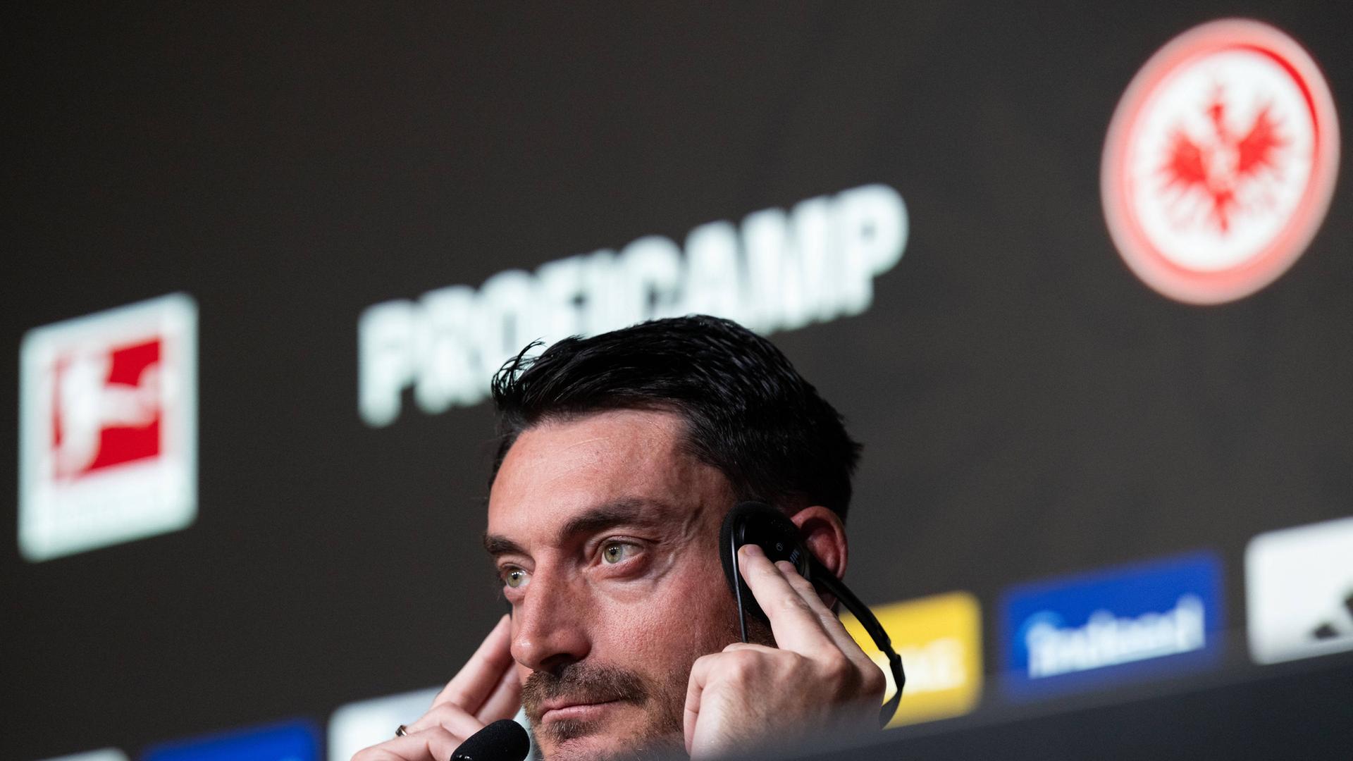 Albert Riera bei seiner Vorstellung bei Eintracht Frankfurt | IMAGO / Eibner