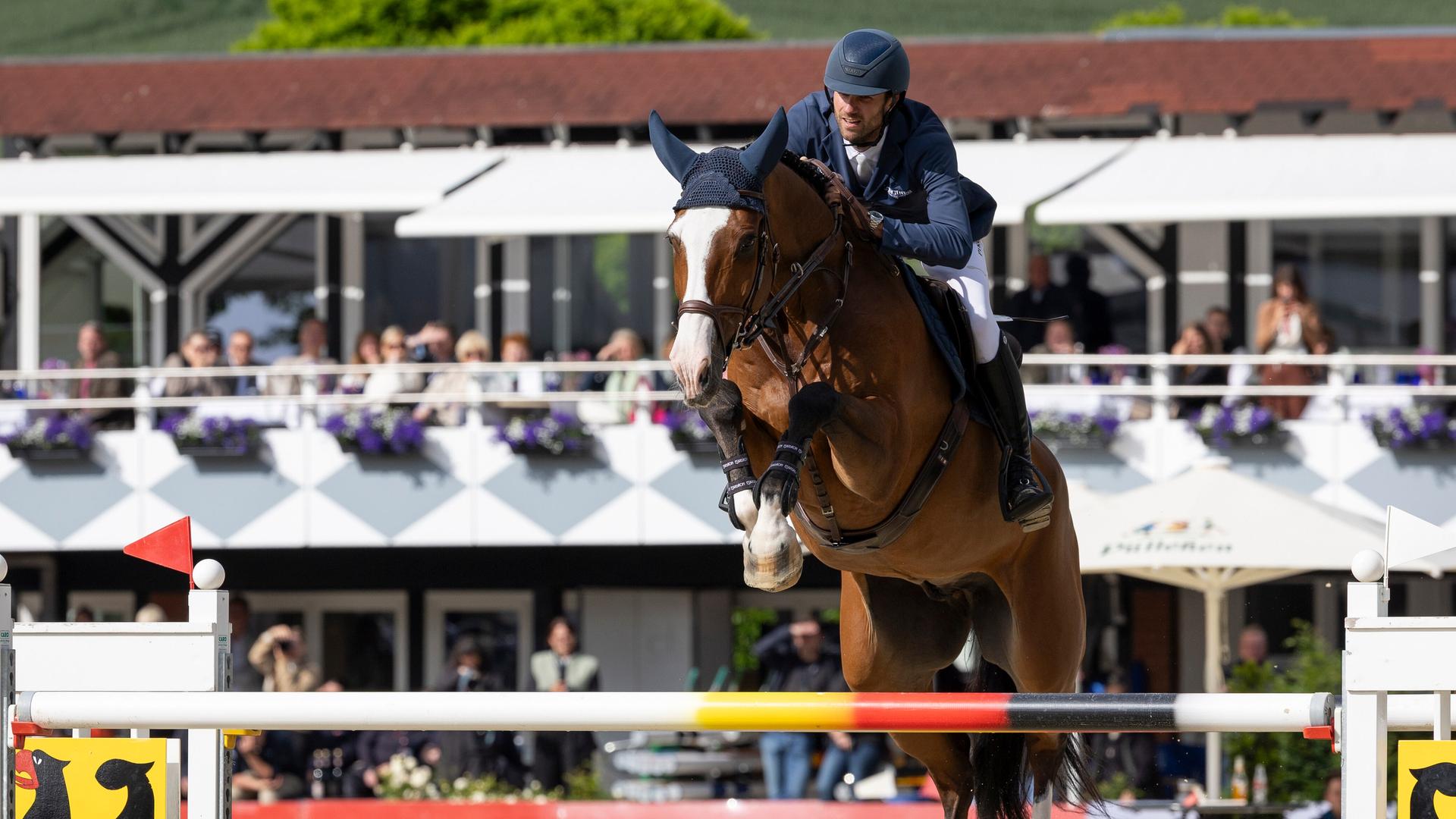 Christian Kukuk in Aktion beim Springreiten | ddp/Sven Simon