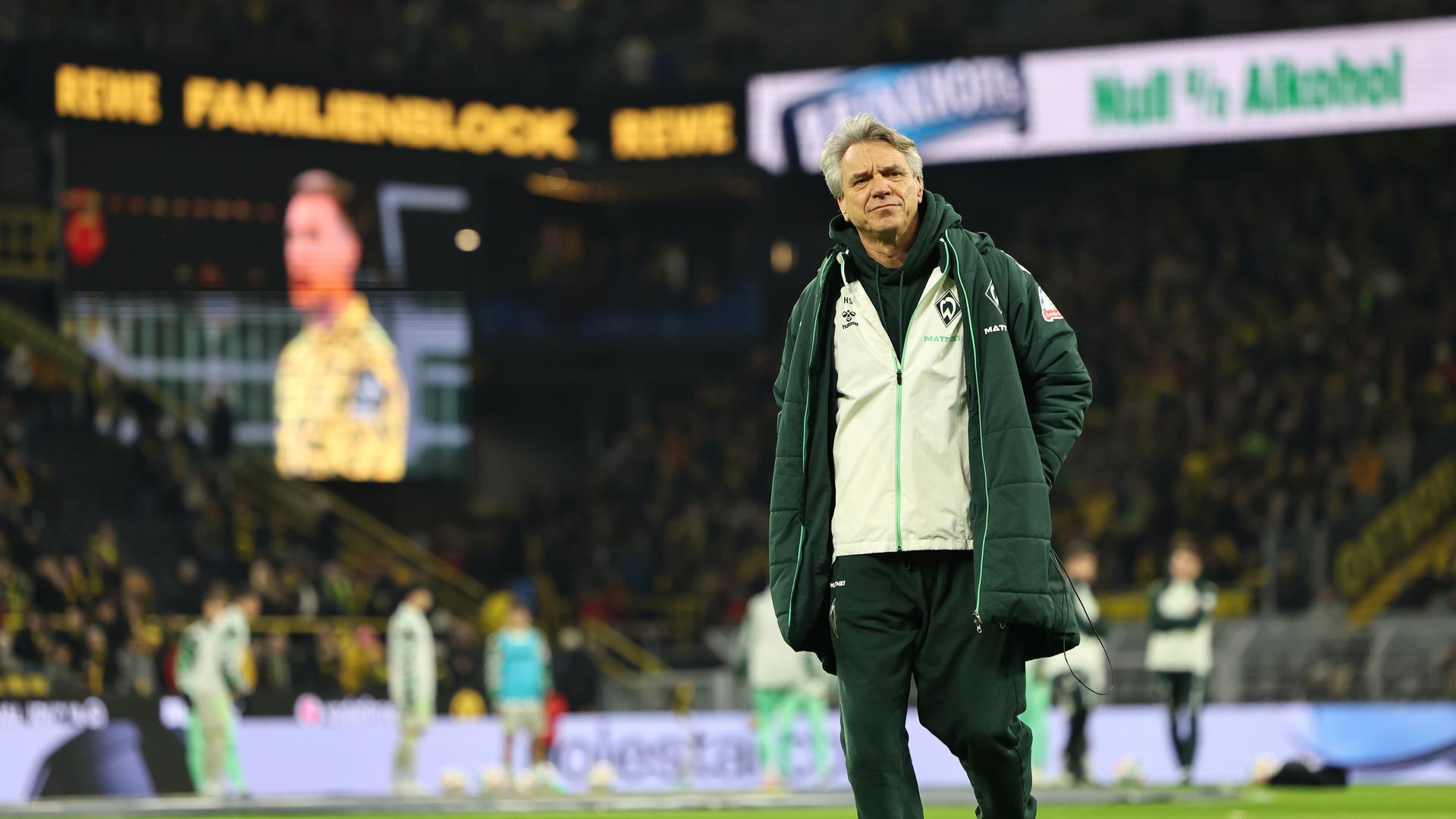 Bremens Trainer Horst Steffen betritt den Signal-Iduna-Park | Christof Koepsel/Getty Images
