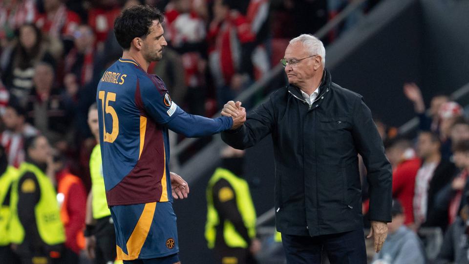 Mats Hummels (l.) klatscht mit Claudio Ranieri ab