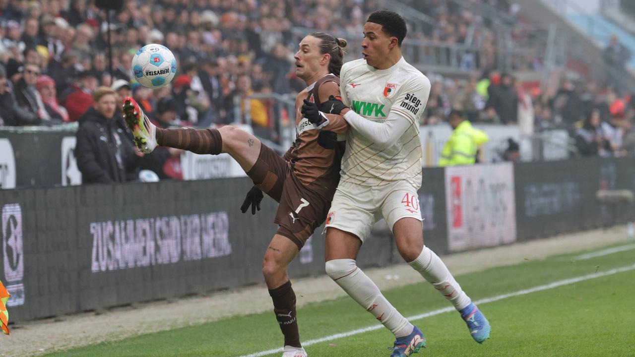 St. Paulis Jackson Irvine und Augsburgs Noahkai Banks im Zweikampf | IMAGO/Fernando Soares