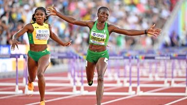 Die nigerianische Hürdensprinterin Tobi Amusan (r.) gewinnt das Finale über 100 m Hürden bei der Leichtathletik-WM in Eugene.