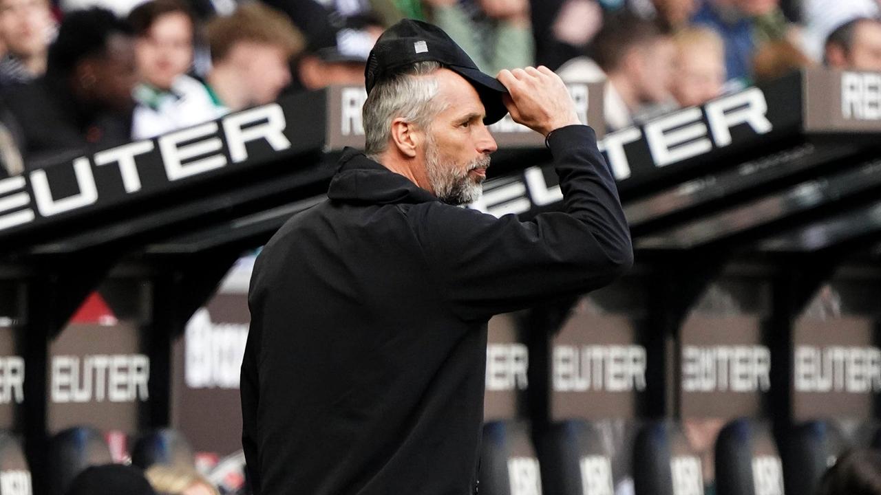 Trainer Marco Rose gestikuliert mit seiner Kappe | IMAGO/Chai v.d. Laage