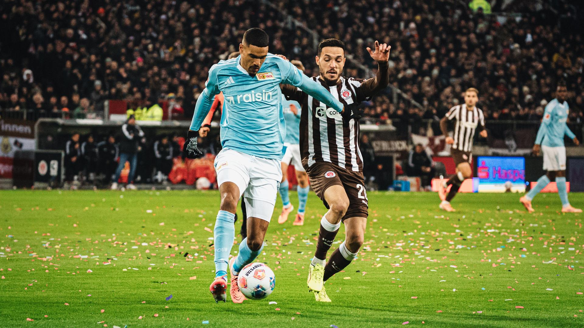 Unions Danilho Doekhi (v. l.) im zweikampf mit St. Paulis Erik Ahlstrand | picture alliance / BEAUTIFUL SPORTS | Tonhäuser