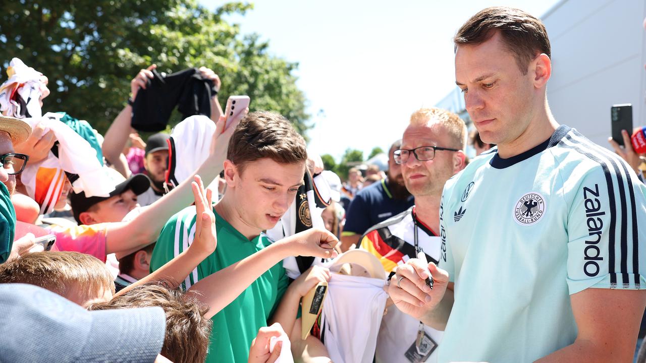 Neuer mit Fans und WM-Pokal