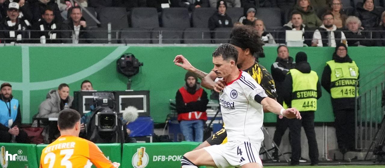 Robin Koch (Mitte) nutzt seine breiten Schultern im Zweikampf mit Karim Adeyemi.