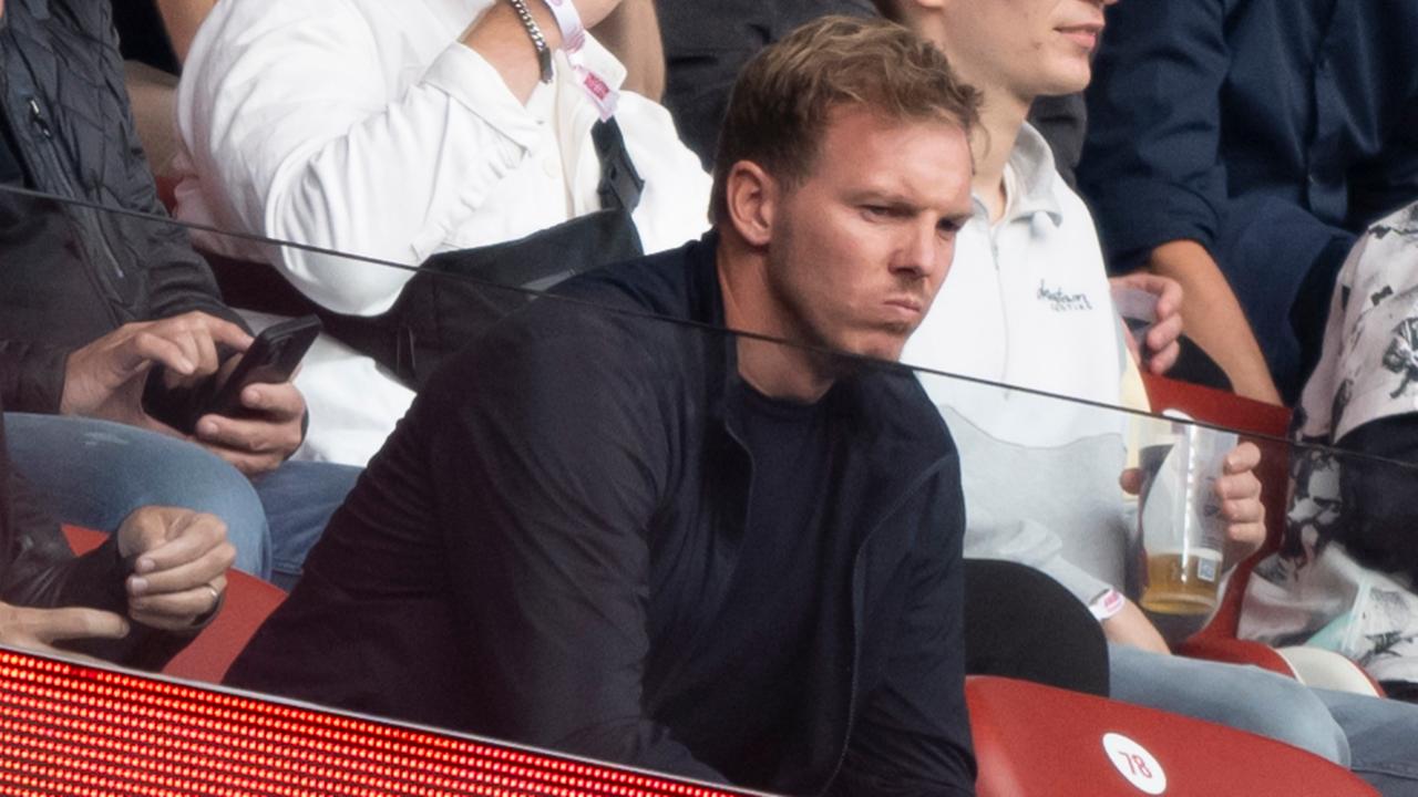 Bundestrainer Julian Nagelsmann verfolgt das Spiel von der Tribüne | dpa