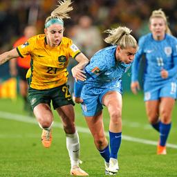 Australiens Ellie Carpenter (l.) und Englands Alessia Russo kämpfen um den Ball.