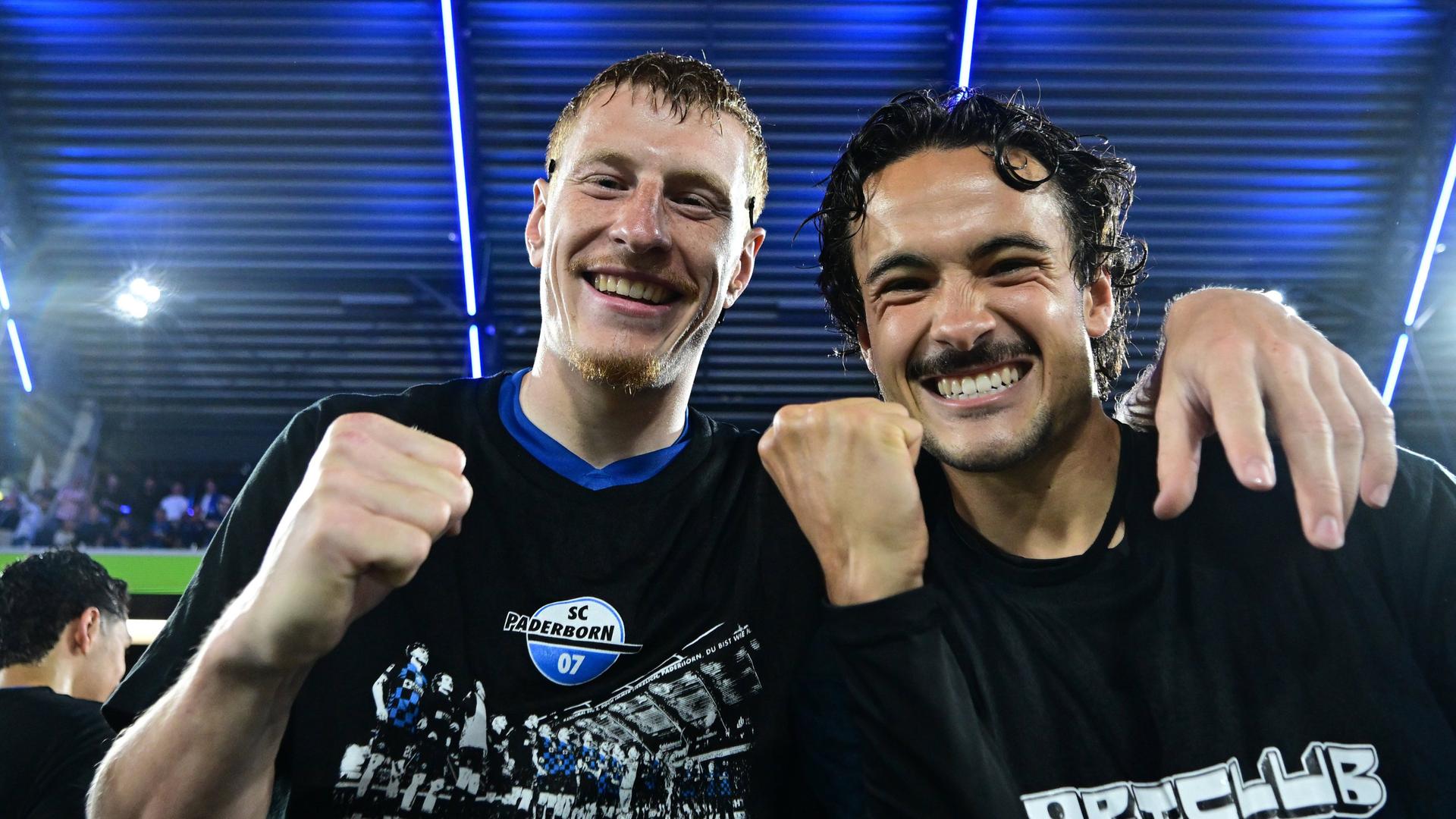 Paderborns Laurin Curda (l.) und Mika Baur bejubeln de Aufstieg in die Bundesliga | WITTERS