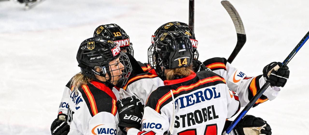 Jubel nach dem Tor von Carina Strobel