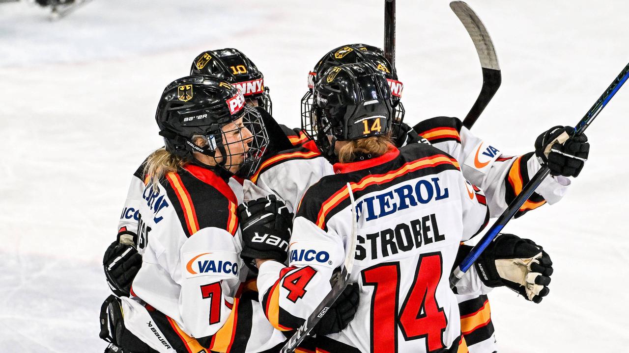 Eishockey-DEB-Frauen-besiegen-Ungarn-hoch-und-feiern