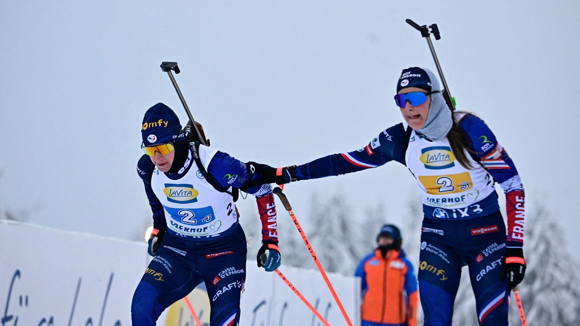Justine Braisaz Bouchet und Julia Simon beim Wechsel in der Staffel | Tobias SCHWARZ / AFP