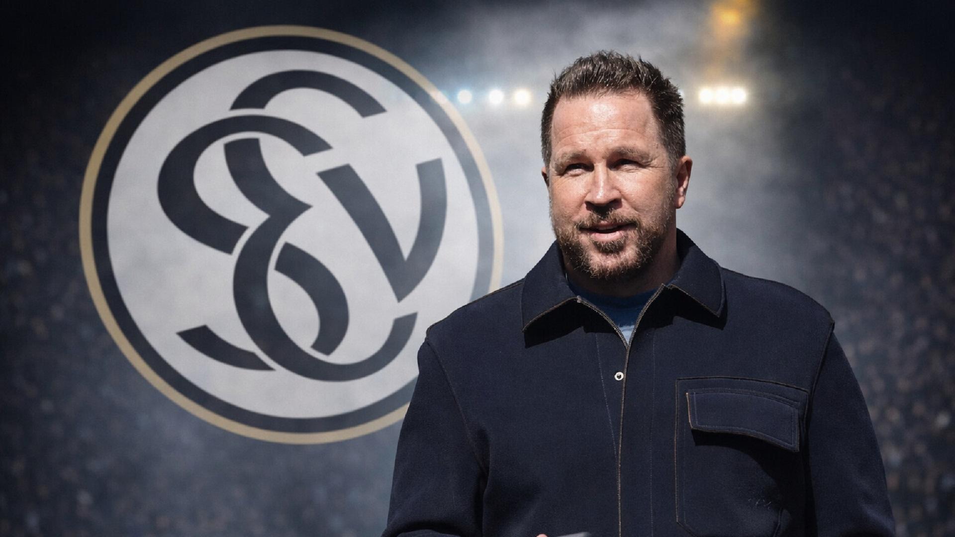 Christian Weber mit dem Logo der SVE im Hintergrund. Fotomontage. (Foto: picture alliance / Fußball-News Saarland | Sebastian Bach)  | picture alliance / Fußball-News Saarland | Sebastian Bach