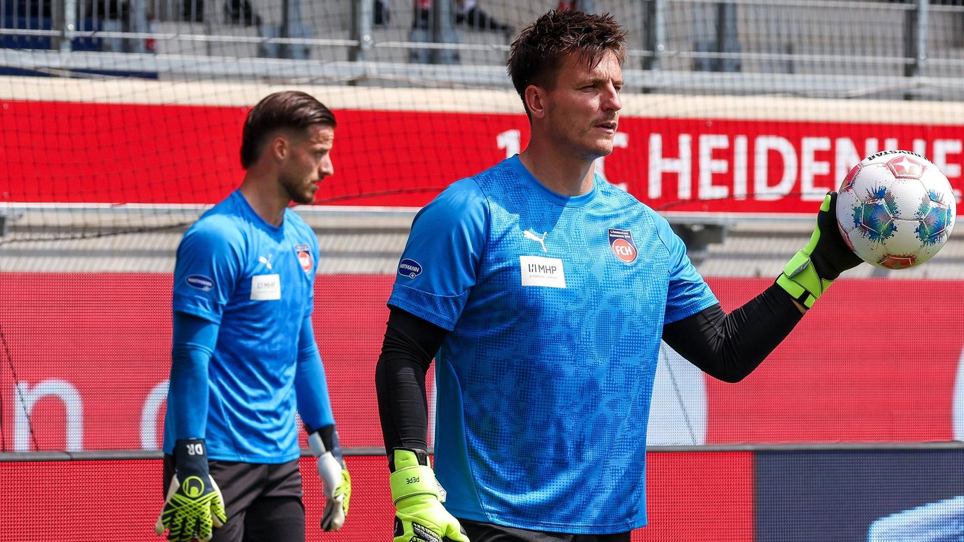 Die Heidenheimer Torhüter Diant Ramaj und Kevin Müller beim Aufwärmen | IMAGO, IMAGO / kolbert-press