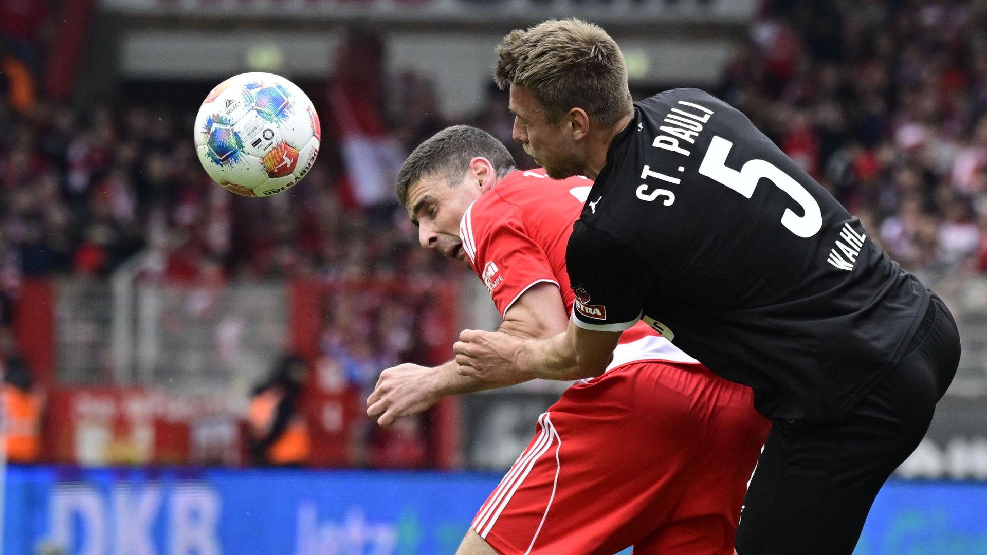 Andrej Ilic (left) in a duel with Hauke Wahl (right) | AFP