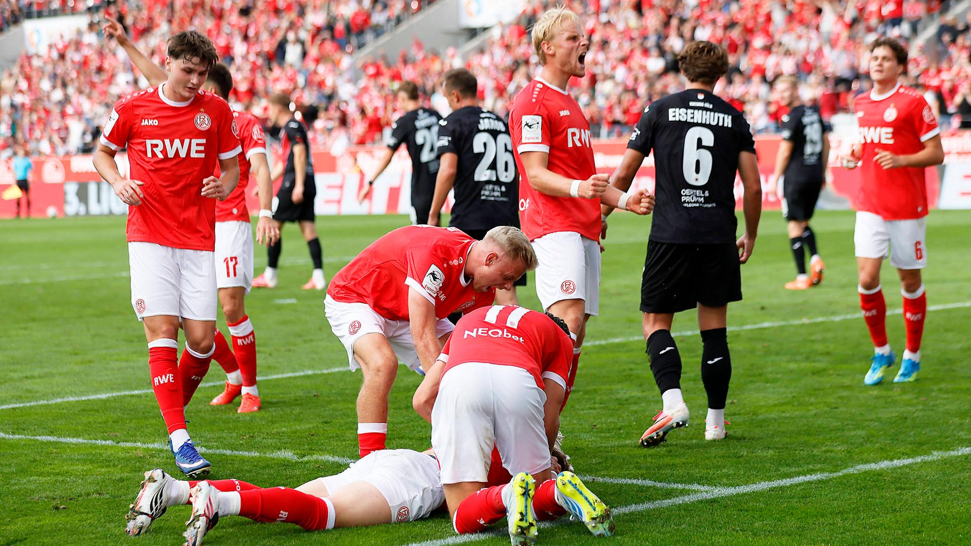 RWE-Spieler Ben Hüning (Mitte) bejubelt den Führungstreffer von Rot-Weiss Essen gegen Viktoria Köln | IMAGO/Markus Endberg