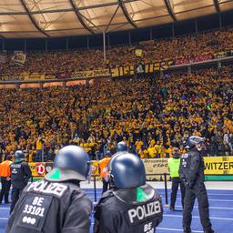 imago Bilder 44094729 | imago images/Steffen Kuttner DFB-Pokal, Olympiastadion, 30. Oktober 2019: Die Polizei stellt sich vor den Dynamo-Fans auf
