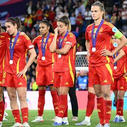 Spaniens Spielerinnen sind nach der Finalniederlage gegen England enttäuscht.