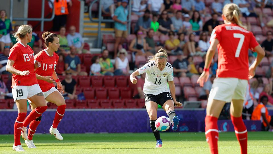 Lauren Wade aus Nordirland schießt den Ball zwischen drei Österreicherinnen durch. | IMAGO/Heiko Becker Lauren Wade aus Nordirland schießt den Ball zwischen drei Österreicherinnen durch.