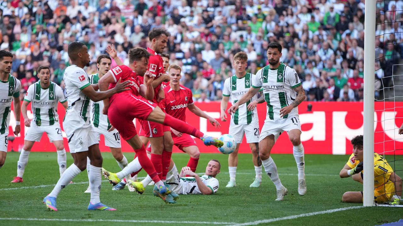 Vollversammlung vor dem Kasten von Gladbachs Keeper Pereira Cardoso  | Pau Barrena/Getty Images