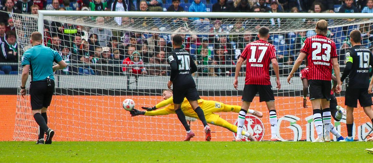 Nicolas Kristof pariert Schuss von Noel Aseko