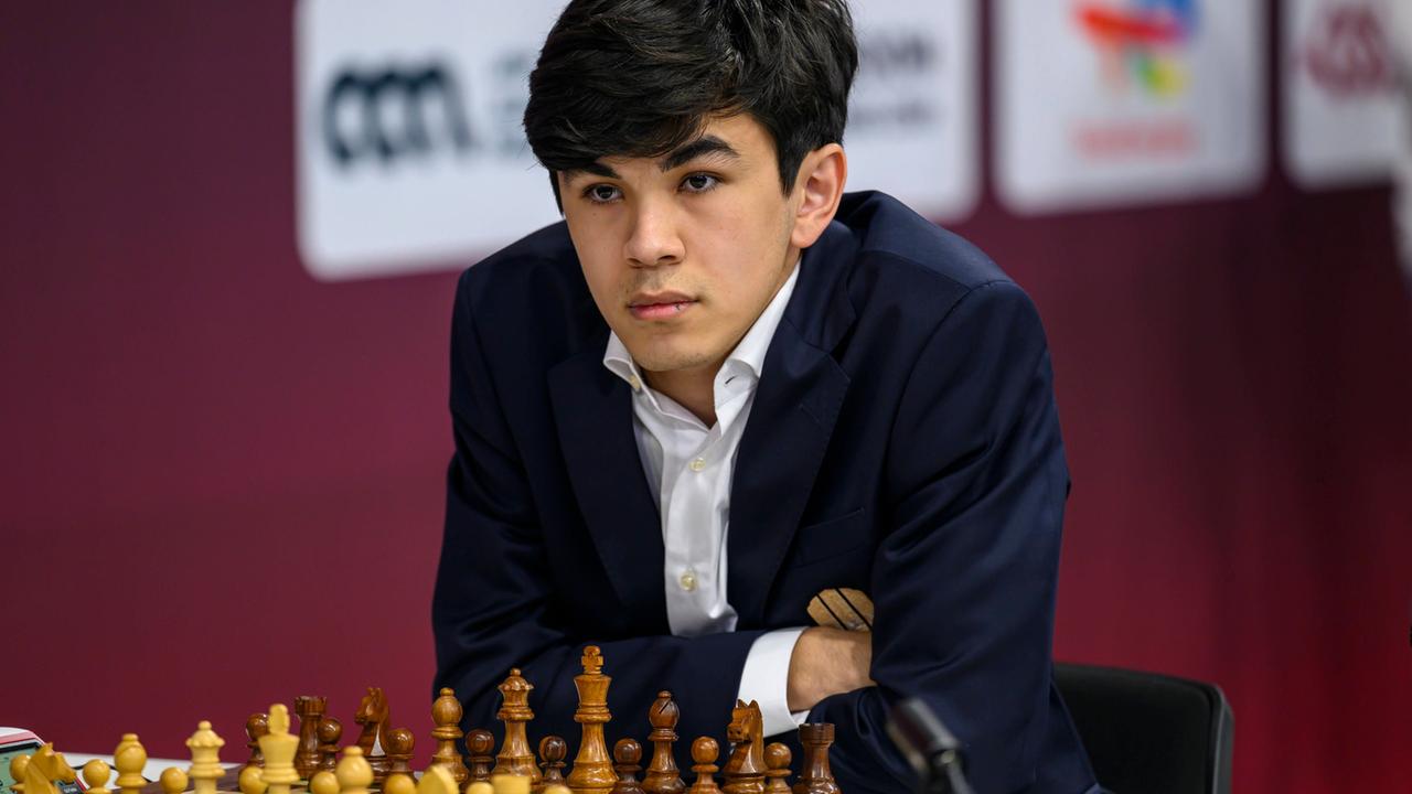 Sindarov schreibt Geschichte – Blübaum startet stabil