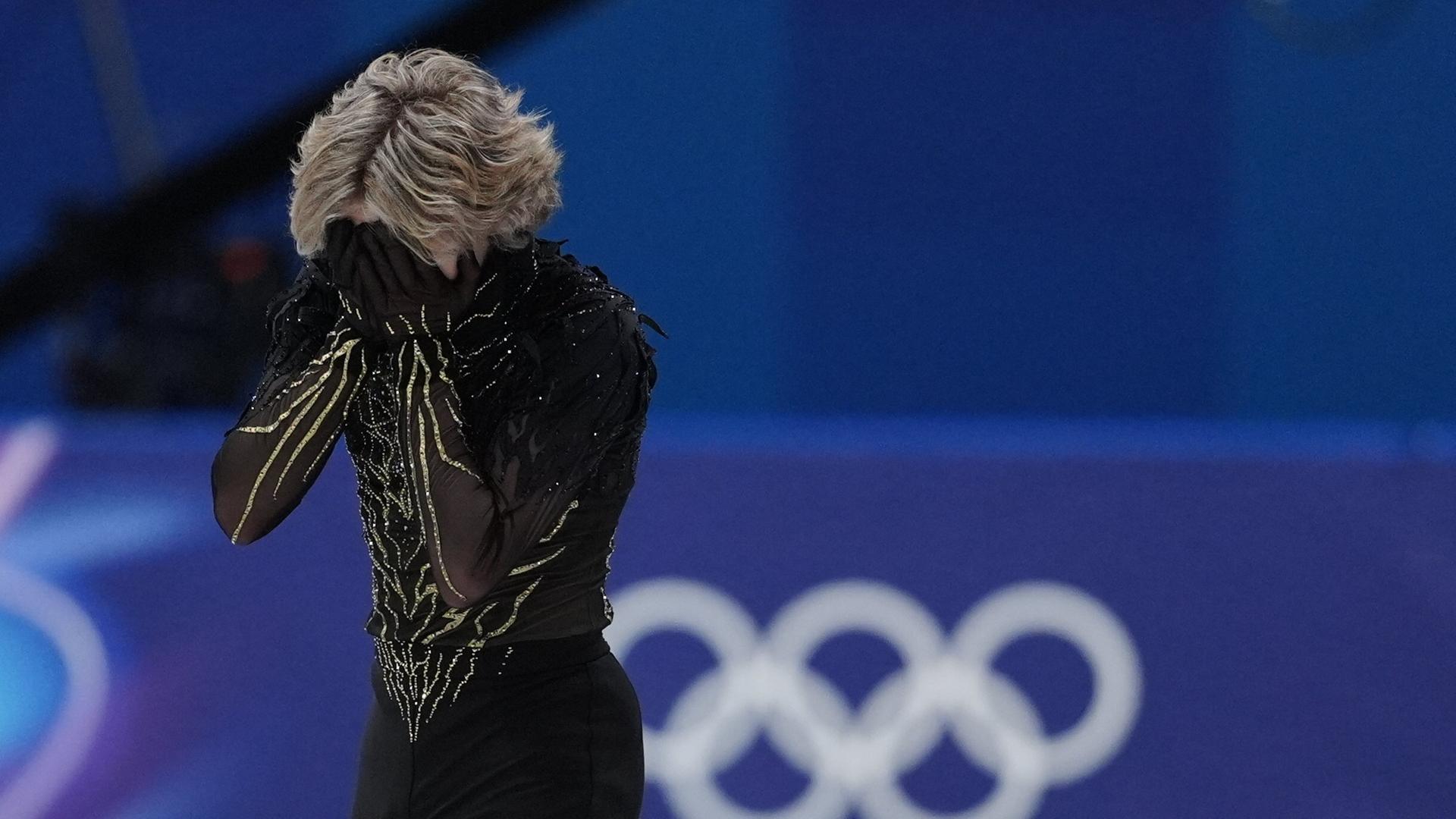 Der US-amerikanische Eiskunstläufer Ilia Malinin enttäuscht nach seiner Kür | AP