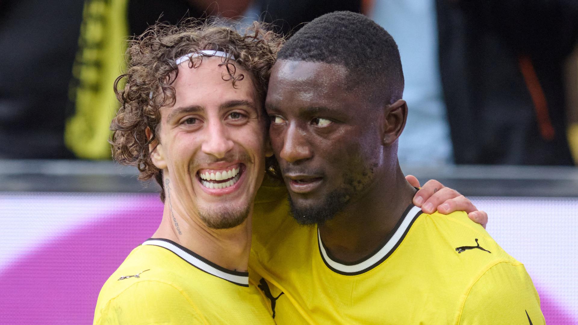 Dortmunds Fabio Silva (l.) und Serhou Guirassy jubeln nach einem vermeintlichen Tor | dpa