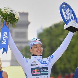 Florian Lipowitz bei der Siegerehrung als bester Nachwuchsfahrer der Tour de France 2025