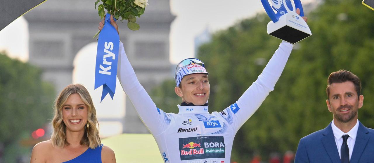 Florian Lipowitz bei der Siegerehrung als bester Nachwuchsfahrer der Tour de France 2025